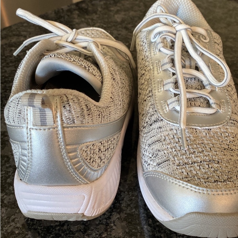 Orthofeet knit tennis shoes.